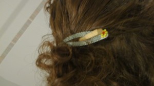 Barrette à cheveux en métal, bois et perles jaune et rouge