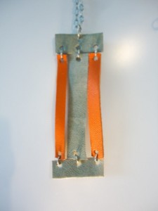 Pendentif en cuir orange et gris