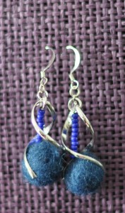 Boucles d'oreilles à torsade, perles de rocaille bleu, et laine bleu feutrée