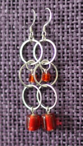 Boucles d'oreilles anneaux, perles de verre rouge