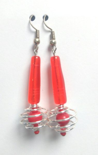 Paire de boucles d'oreilles, 6 cm de long, rouge et argenté