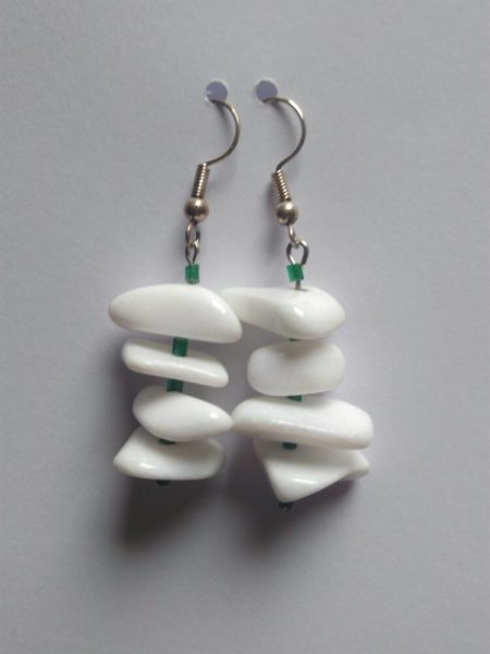 Boucles d’oreilles pendantes verte et blanche